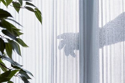 泥棒　空き巣　窓から侵入するシーン