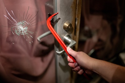 割れた窓ガラス